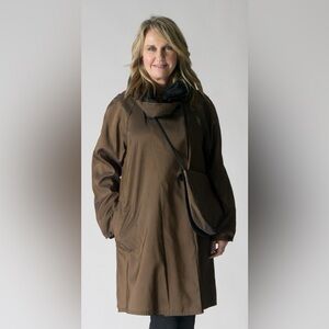 Mycra Pac Donatella Designer Wear
Reversible Pleat Hood Packable Travel Coat. 2